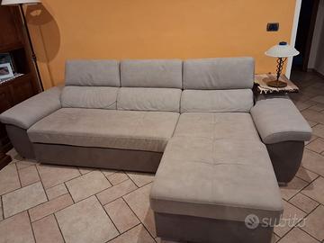 Divano a "L" colore grigio