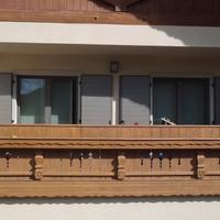 Poggioli in legno stile tirolese con portafiori