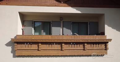 Poggioli in legno stile tirolese con portafiori