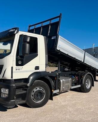 Iveco Stralis 310 Euro 6 con ribaltabile trilatera