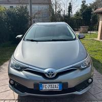 Toyota Auris grigia 2016