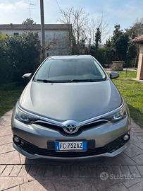 Toyota Auris grigia 2016