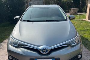 Toyota Auris grigia 2016