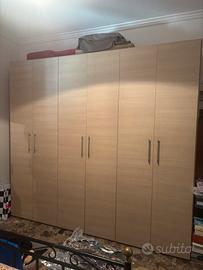 armadio legno chiaro