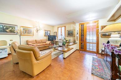 VILLA A SCHIERA A MODENA