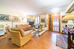 VILLA A SCHIERA A MODENA