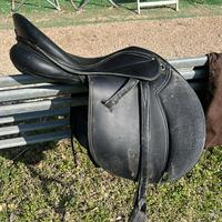 Sella sintetica Fouganza misura 17,5