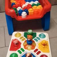 tavolino +sedia e costruzioni