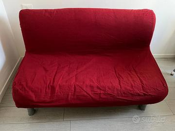 Divano letto due piazze con doghe in legno.