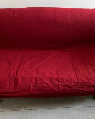 Divano letto due piazze con doghe in legno.