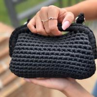 Clutch Bag nera realizzata a mano con uncinetto 