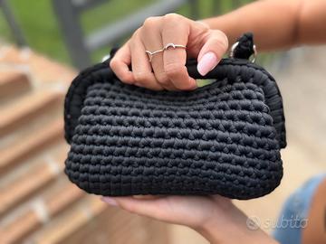Clutch Bag nera realizzata a mano con uncinetto 