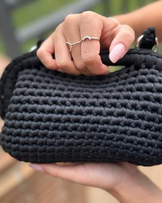 Clutch Bag nera realizzata a mano con uncinetto 