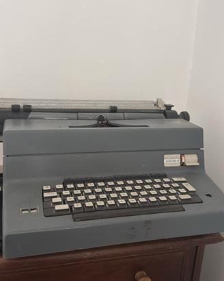 macchina da scrivere olivetti. 