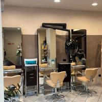 Arredamento completo per salone di acconciature