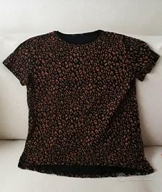 T-shirt girocollo con stampa leopardata