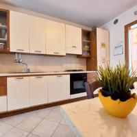 Ampia e luminosa stanza con bagno vicino al centro