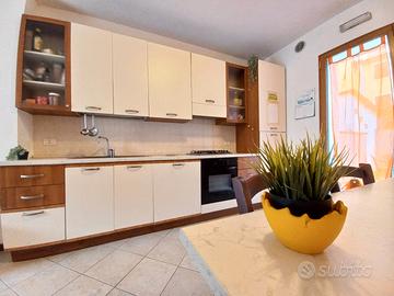 Ampia e luminosa stanza con bagno vicino al centro