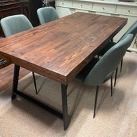 Tavolo con base in metallo e piano massello