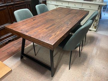 Tavolo con base in metallo e piano massello