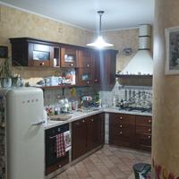 Cucina in finta muratura con sassi del piave