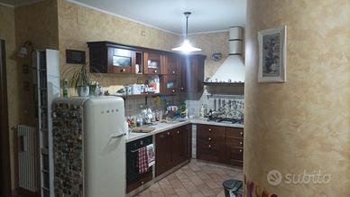 Cucina in finta muratura con sassi del piave