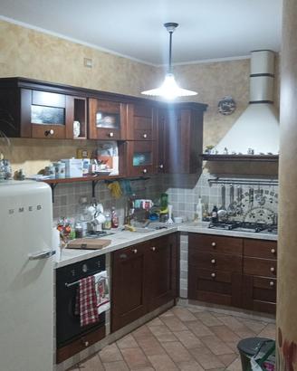 Cucina in finta muratura con sassi del piave