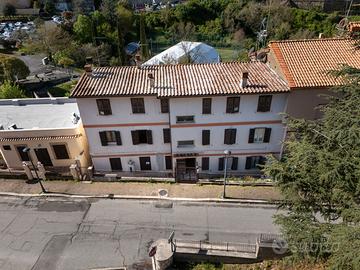 Poli: appartamento centrale con corte esterna