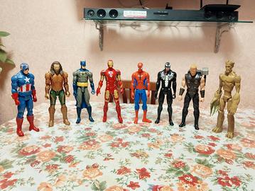 action figure di vari supereroi