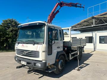 Motrice Volvo FL con la gru