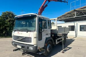 Motrice Volvo FL con la gru