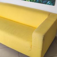 Divano a due posti, giallo, usato molto poco. IKEA