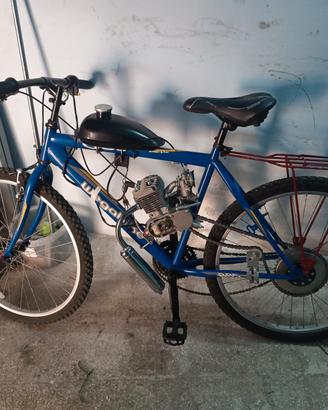bici con motore a scoppio 