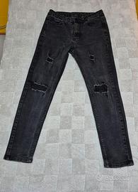 pantalone con strappi