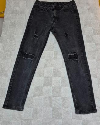 pantalone con strappi