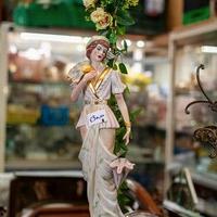 Statuetta Donna Vestita di Bianco con Fiori – 2432