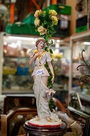 Statuetta Donna Vestita di Bianco con Fiori – 2432