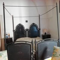 Antico letto in ferro con baldacchino