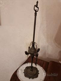 N. 1 Lampada a olio in ottone a quattro luci