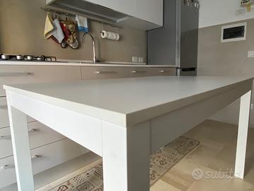 Tavolo in legno bianco estendibile