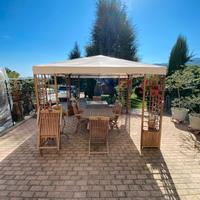 Gazebo e tavolo da giardino con sedie