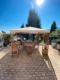 Gazebo e tavolo da giardino con sedie