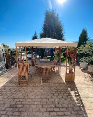 Gazebo e tavolo da giardino con sedie
