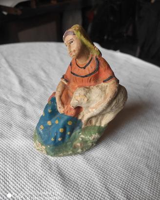 statuina donna con pecora in gesso 800