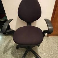 Sedia da ufficio girevole nera con ruote