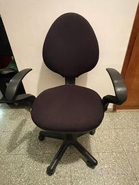 Sedia da ufficio girevole nera con ruote