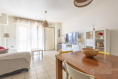 Bilocale ristrutturato con terrazzo e posto auto