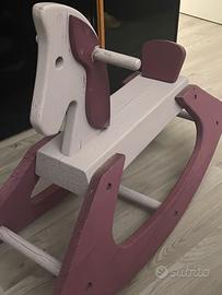 Cavalluccio a dondolo in legno