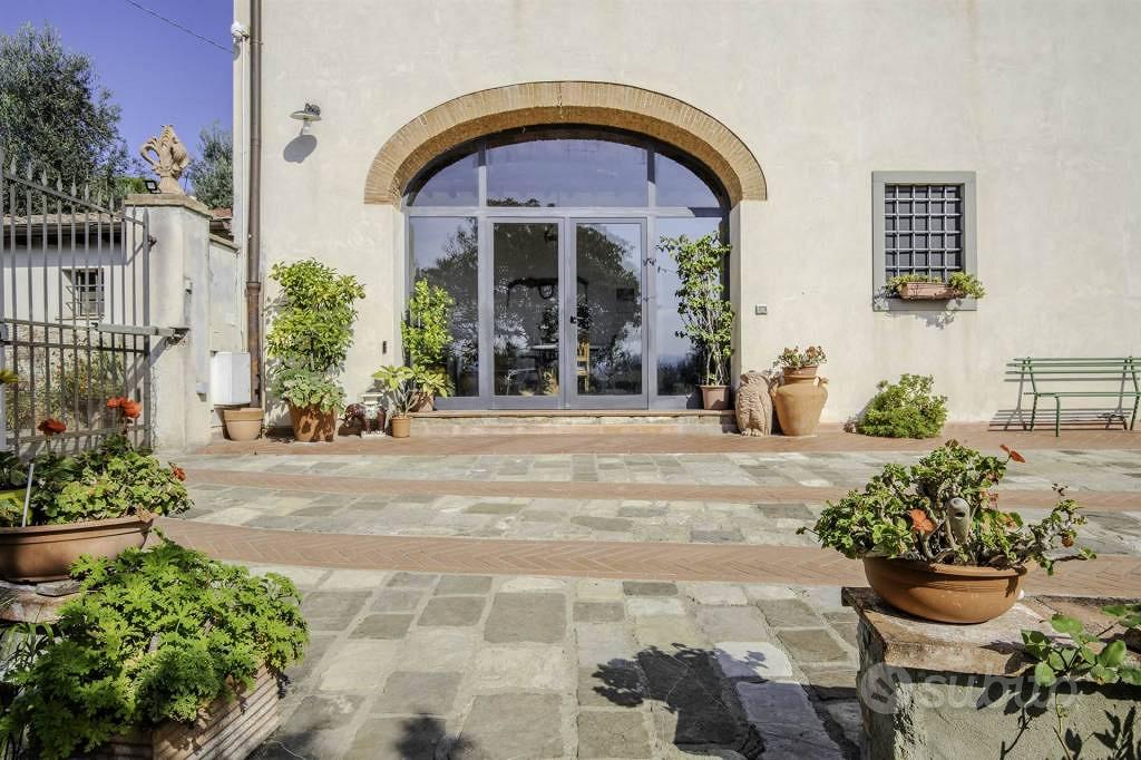 Rustico / Casale di 300 m² con più di 5 locali a F - Vista 3