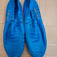 scarpe da snorkeling e scogli